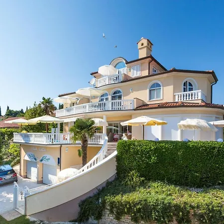 Apartments Lucie Premantura Exterior photo